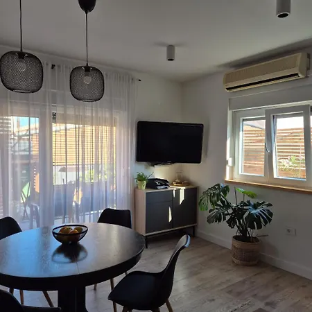 Laura Apartment *